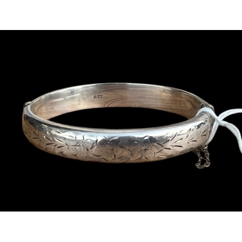 443 - AN ENGRAVED SILVER BANGLE