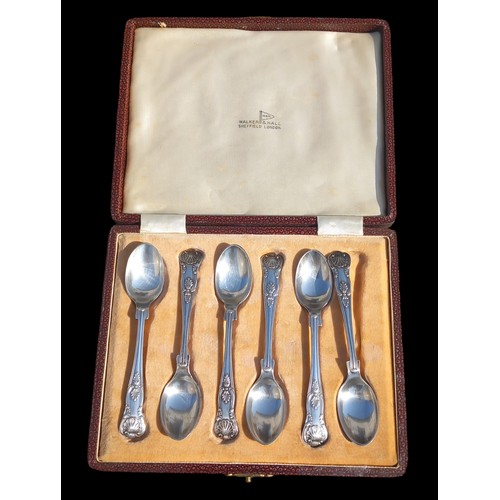 517 - A SET OF 6 CASED WALKER AND HALL SILVER SPOONS IN KINGS PATTERN 97grm