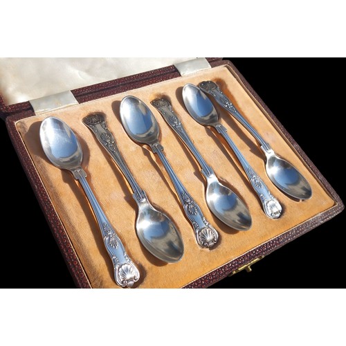 517 - A SET OF 6 CASED WALKER AND HALL SILVER SPOONS IN KINGS PATTERN 97grm