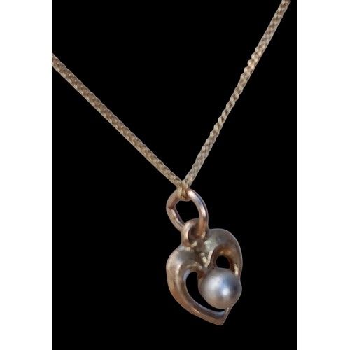 481 - A 9ct GOLD PEARL PENDANT ON A 9ct GOLD CHAIN