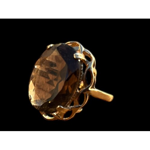 531 - AN ORNATE 9ct GOLD SMOKEY QUARTZ RING