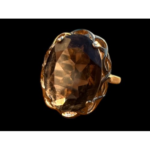 531 - AN ORNATE 9ct GOLD SMOKEY QUARTZ RING