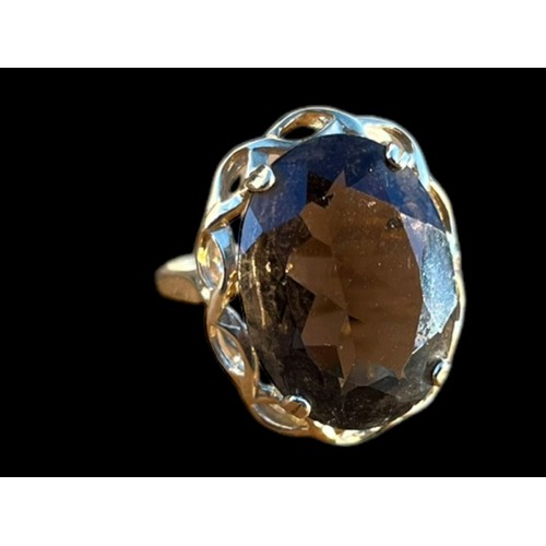 531 - AN ORNATE 9ct GOLD SMOKEY QUARTZ RING