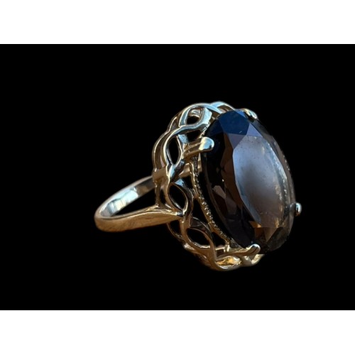 531 - AN ORNATE 9ct GOLD SMOKEY QUARTZ RING