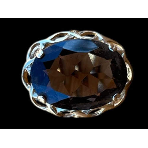 531 - AN ORNATE 9ct GOLD SMOKEY QUARTZ RING