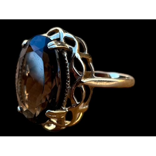 531 - AN ORNATE 9ct GOLD SMOKEY QUARTZ RING