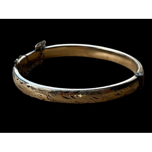 535 - AN ORNATE 9CT GOLD CHILDS BANGLE