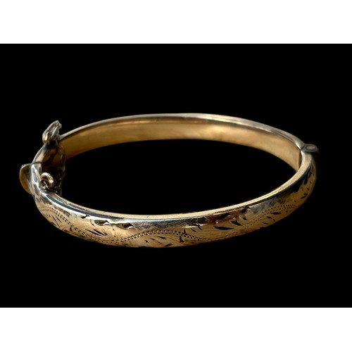 535 - AN ORNATE 9CT GOLD CHILDS BANGLE