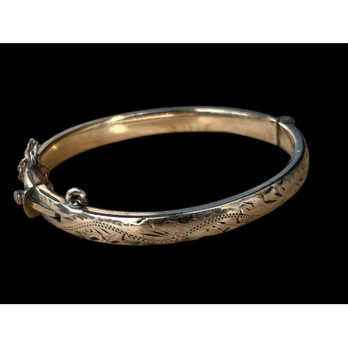 535 - AN ORNATE 9CT GOLD CHILDS BANGLE