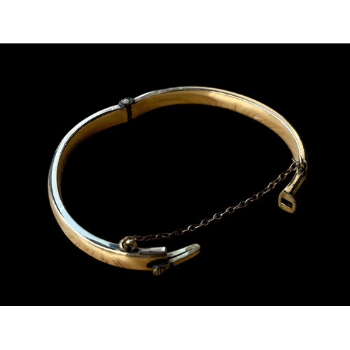 535 - AN ORNATE 9CT GOLD CHILDS BANGLE