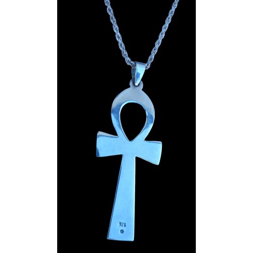 488 - A LARGE SILVER CROSS ON A QUALITY SILVER ROPE CHAIN