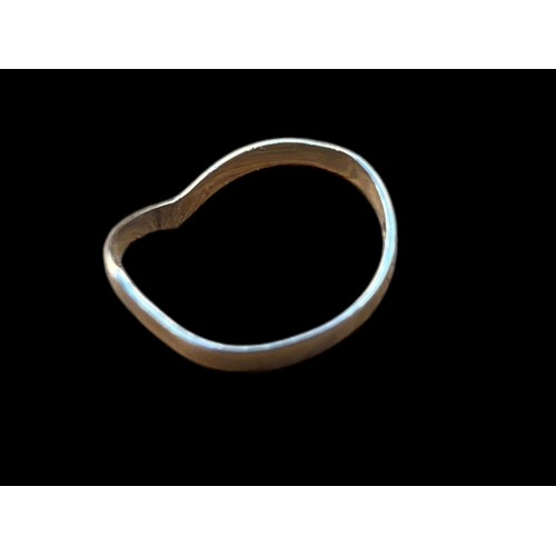 549 - A 9ct GOLD WISHBONE RING