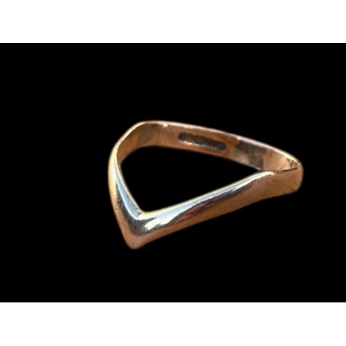 549 - A 9ct GOLD WISHBONE RING