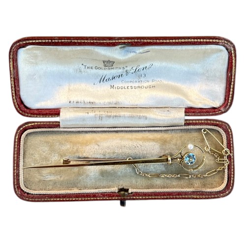 509 - A 14ct GOLD BROOCH SET WITH BLUE TOPAZ AND PEARL WITH SAFETY CHAIN