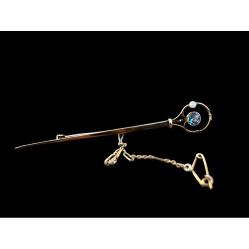 509 - A 14ct GOLD BROOCH SET WITH BLUE TOPAZ AND PEARL WITH SAFETY CHAIN