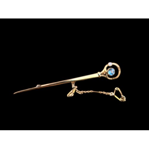 509 - A 14ct GOLD BROOCH SET WITH BLUE TOPAZ AND PEARL WITH SAFETY CHAIN