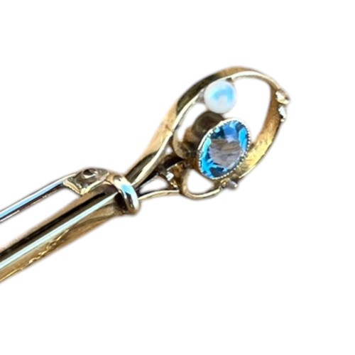 509 - A 14ct GOLD BROOCH SET WITH BLUE TOPAZ AND PEARL WITH SAFETY CHAIN