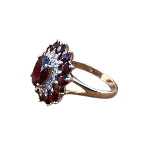 554 - A BEAUTIFUL 9ct GARNET AND DIAMOND CLUSTER RING