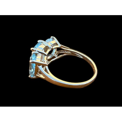 557 - A BEAUTIFUL 9ct GOLD 3 STONE AQUAMARINE RING