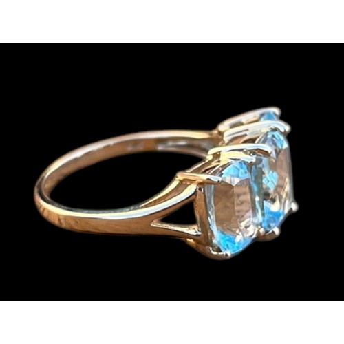 557 - A BEAUTIFUL 9ct GOLD 3 STONE AQUAMARINE RING