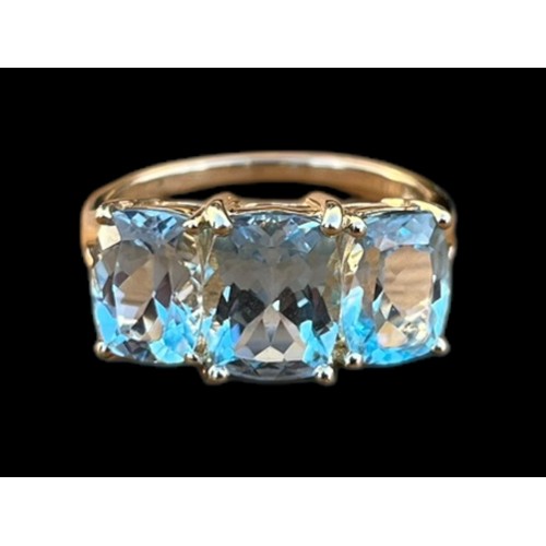 557 - A BEAUTIFUL 9ct GOLD 3 STONE AQUAMARINE RING