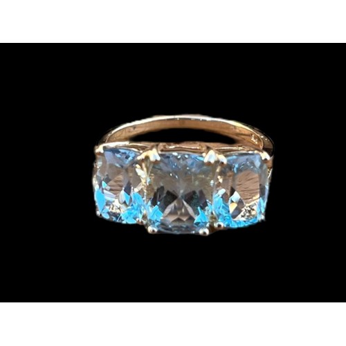 557 - A BEAUTIFUL 9ct GOLD 3 STONE AQUAMARINE RING