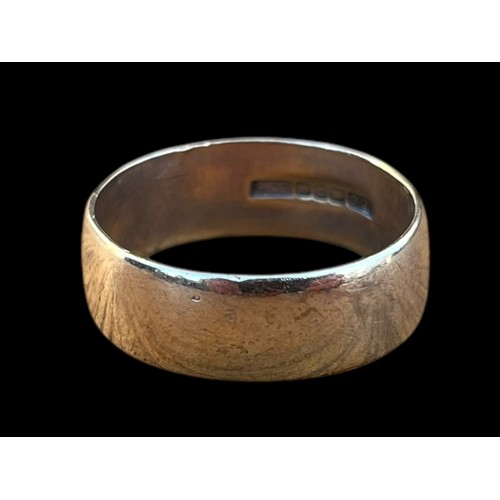 558 - A HEAVY 9ct GOLD BAND 4.14grm