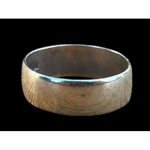 558 - A HEAVY 9ct GOLD BAND 4.14grm