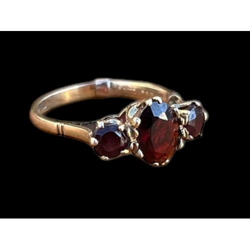 561 - A 9ct GOLD E GARNET STONE RING WITH 9ct GOLD SPACER