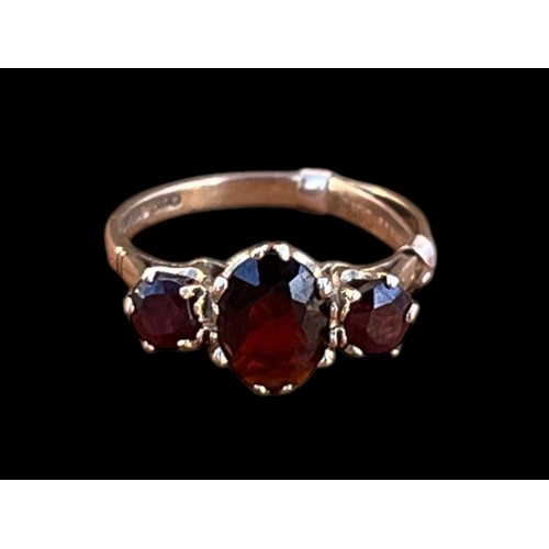 561 - A 9ct GOLD E GARNET STONE RING WITH 9ct GOLD SPACER