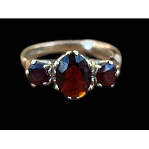 561 - A 9ct GOLD E GARNET STONE RING WITH 9ct GOLD SPACER