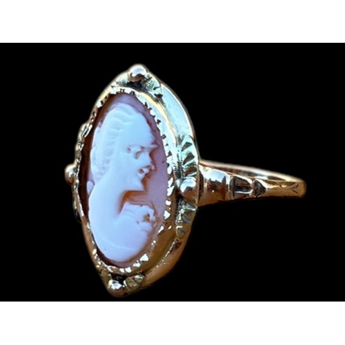 578 - A 10k GOLD ROSE AND YELLOW CAMEO RING