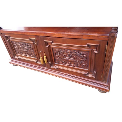 590 - A STUNING ANTIQUE MAHOGANY SIDEBOARD WITH UPPER SHELF