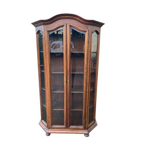 591 - A HIGH END DESIGNER OAK DOUBLE DOOR DISPLAY CABINET WITH BEVELLED GLASS AND CUT CORNERS (SIGNATURE T... 