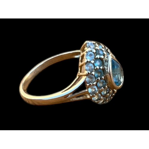 537 - A 9ct GOLD MULTI TOPAZ SET RING WITH A LARGE CENTRE STONE