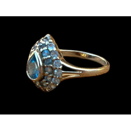 537 - A 9ct GOLD MULTI TOPAZ SET RING WITH A LARGE CENTRE STONE