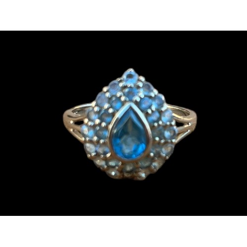 537 - A 9ct GOLD MULTI TOPAZ SET RING WITH A LARGE CENTRE STONE