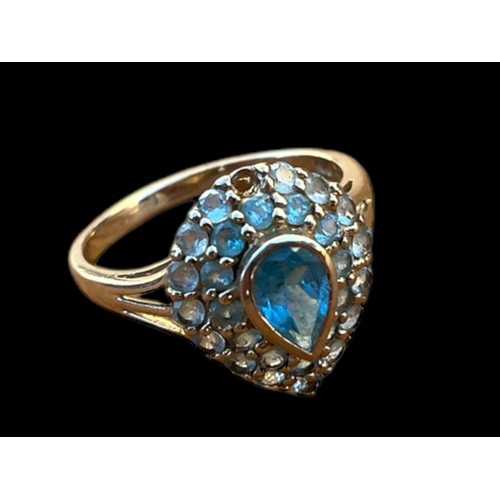 537 - A 9ct GOLD MULTI TOPAZ SET RING WITH A LARGE CENTRE STONE