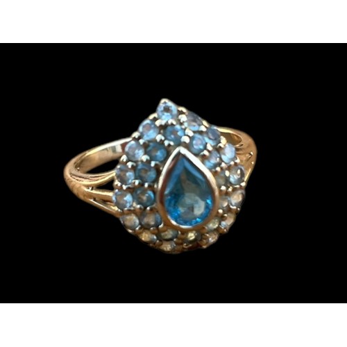 537 - A 9ct GOLD MULTI TOPAZ SET RING WITH A LARGE CENTRE STONE