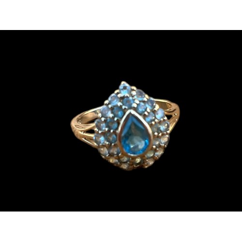 537 - A 9ct GOLD MULTI TOPAZ SET RING WITH A LARGE CENTRE STONE