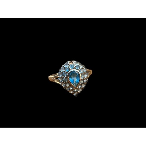 537 - A 9ct GOLD MULTI TOPAZ SET RING WITH A LARGE CENTRE STONE