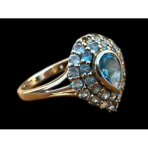 537 - A 9ct GOLD MULTI TOPAZ SET RING WITH A LARGE CENTRE STONE