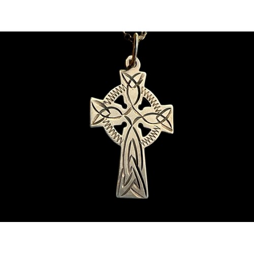 562 - A 9CT GOLD CELTIC CROSS ON A 9CT GOLD CHAIN