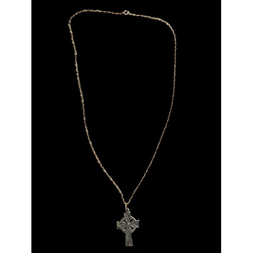 562 - A 9CT GOLD CELTIC CROSS ON A 9CT GOLD CHAIN