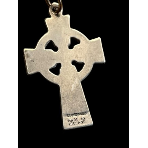 562 - A 9CT GOLD CELTIC CROSS ON A 9CT GOLD CHAIN