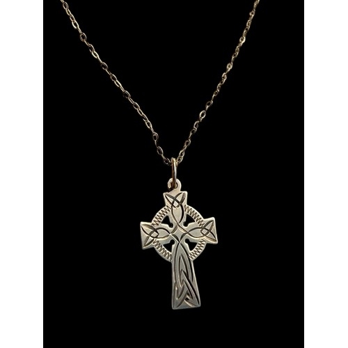 562 - A 9CT GOLD CELTIC CROSS ON A 9CT GOLD CHAIN