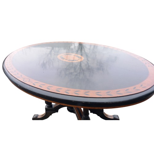 604 - A STUNNING QUALITY ANTIQUE EBONY & MAPLE CENTRE TABLE ON AN ORNATE QUAD BASE