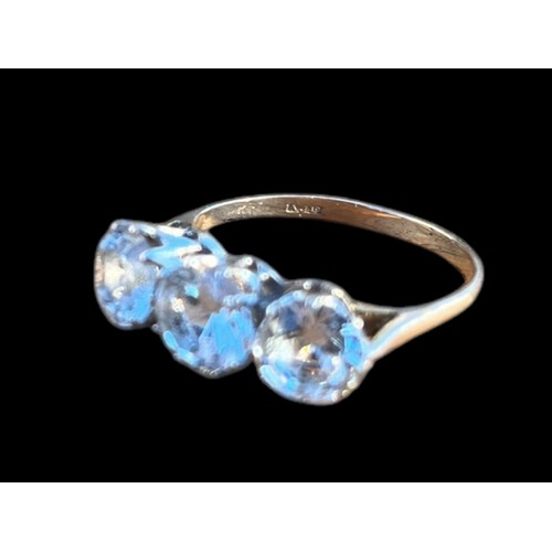 568 - A 9ct GOLD 3 STONE RING