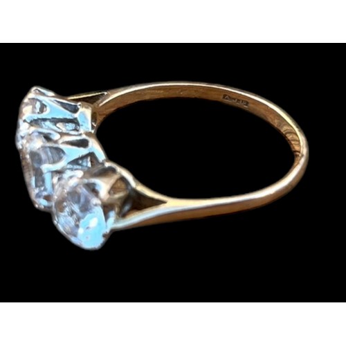 568 - A 9ct GOLD 3 STONE RING