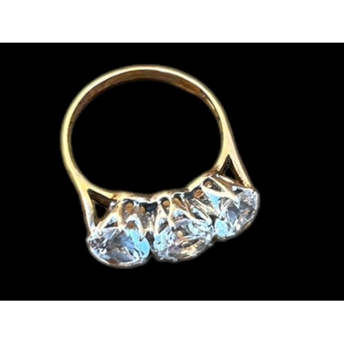 568 - A 9ct GOLD 3 STONE RING